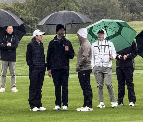 정의선 현대차그룹 회장(오른쪽 흰색 옷)이 최근 제네시스 인비테이셔널 프로암대회에서 도널드 트럼프 대통령의 장남 트럼프 주니어(왼쪽 두번째)와 만남을 가졌다. [사진=페이스북캡처]&nbsp;