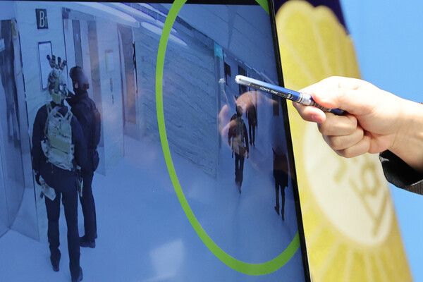 더불어민주당 소속 '윤석열 정부의 비상계엄 선포를 통한 내란 혐의 진상규명 국정조사특별위원회' 위원들이 16일 서울 여의도 국회 소통관에서 비상계엄 당시 계엄군의 국회 단전 조치 모습이 담긴 CCTV 영상을 공개하고 있다. 2025.2.16 [사진=연합뉴스]