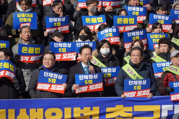 18일 국회 본청앞&nbsp; 「소상공인·중소기업 민생입법 촉구대회」에서 발언하고 있는 송재봉 의원[사진=의원실 제공]