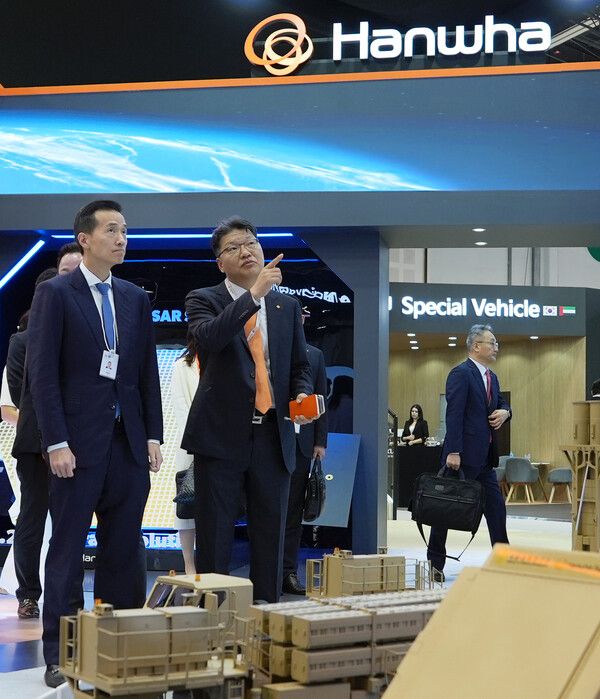 김동관 한화그룹 부회장(왼쪽 첫번째)이 17일 아랍에미리트(UAE)에서 열린 방위산업 전시회 IDEX 2025를 찾아 한화 통합전시관을 둘러보며 오계환 중동법인장(왼쪽 두번째)으로부터 설명을 듣고 있다.[사진=한화에어로스페이스]