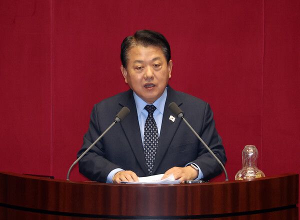더불어민주당 김병주 의원이 11일 오후 국회 본회의에서 '윤석열 대통령 위헌적 비상계엄 선포 내란행위'와 관련해 질문하기 앞서 발언하고 있다. 2024.12.11 [사진=연합뉴스]