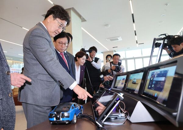 국민의힘&nbsp;권성동&nbsp;원내대표가 19일 경기 성남시 판교의 차량용 종합 반도체 기업 '텔레칩스'에서 현장 간담회를 하기에 앞서 차량용 반도체 장비를 둘러보고 있다.&nbsp;이날 간담회에서 국민의힘은 반도체 협회와 학계, 업계 관계자들에게 반도체 연구·개발 인력의 주 52시간 근로 예외 등에 대한 현장 의견을 듣는다. [사진=연합뉴스]