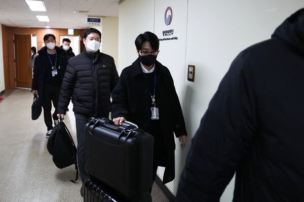 18일 경찰이 계엄 당시 언론사 단전·단수 지시 의혹과 관련 이상민 전 행정안전부 장관의 정부서울청사 집무실 압수수색을 마친 후 사무실을 나서고 있다. 2025.2.18 [사진=연합뉴스]