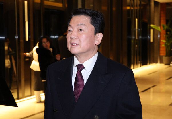 국민의힘 안철수 의원이 9일 오후 권영세 비상대책위원장이 주재하는 4선 이상 의원 만찬에 참석하기 위해 서울 여의도에 있는 한 식당으로 들어가고 있다. 2025.2.9 [사진=연합뉴스]