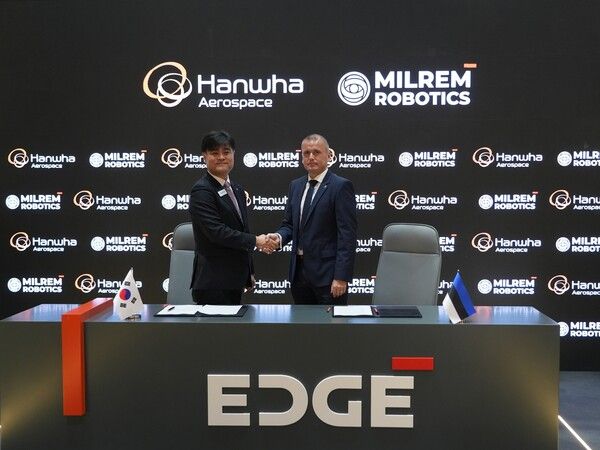 지난 18일 UAE 아부다비에서 진행 중인 'IDEX 2025' 전시회에서 김동현 한화에어로스페이스 LS사업부장(왼쪽)과 쿨다 바라시(Kuldar Väärsi) 밀렘 로보틱스 CEO(오른쪽)가 양사 간 UGV 공동개발 및 전략적 파트너십을 확대하는 양해각서(MOU)를 체결하고 기념사진을 찍고 있다. [사진=한화에어로스페이스]