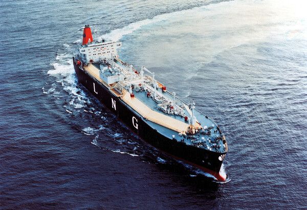 지난&nbsp;1995년 한화오션이 건조한 첫 번째&nbsp;LNG운반선인&nbsp;'한진 평택’호 운항 모습. [사진=한화오션]