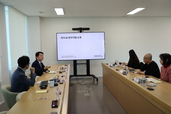 안철수 국민의힘 의원이 20일 서울 양재동에 위치한 ‘국가 AI 연구거점’을 방문해 연구개발자 등 실무진들과의 간담회에서 발언하고 있다. [사진=안철수 의원실 제공]