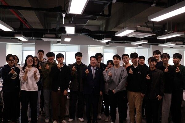 안철수 국민의힘 의원이 20일 서울 양재동에 위치한 ‘국가 AI 연구거점’을 방문해 연구개발자 등 실무진들과 간담회를 가진 뒤 기념 촬영을 하고 있다. [사진=안철수 의원실 제공]