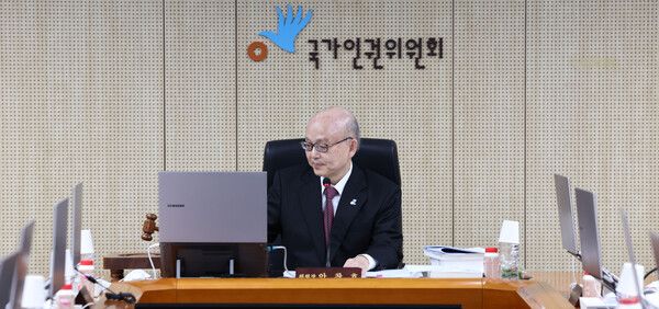 안창호 국가인권위원회 위원장이 10일 서울 중구 국가인권위에서 열린 제2차 전원위원회에서 의사봉을 두드리고 있다. 2025.2.10 [사진=연합뉴스]