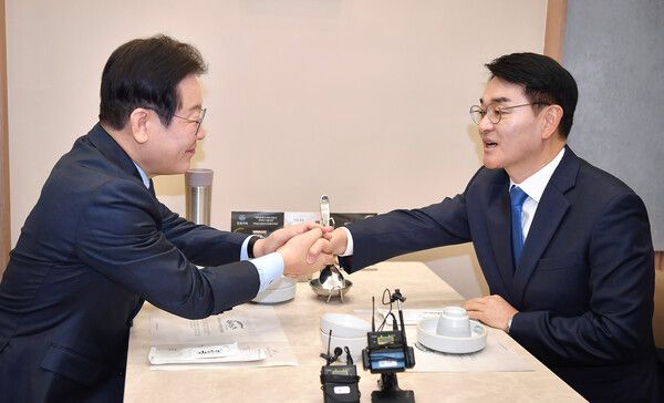 더불어민주당 이재명 대표가 21일 서울 여의도 한 식당에서 박용진 전 의원과 만나 악수하고 있다. [사진=연합뉴스]