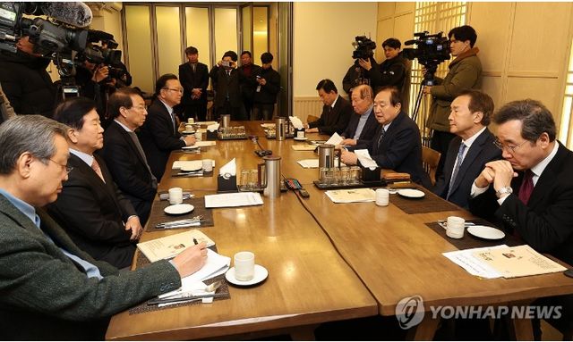 정치 원로들은 17일 여야가 분권형 권력구조 개헌 추진을 위해 국회 특위를 구성하고 개헌 과제를 여야정 협의체에 상정해 논의하라고 촉구했다. [사진=연합뉴스]