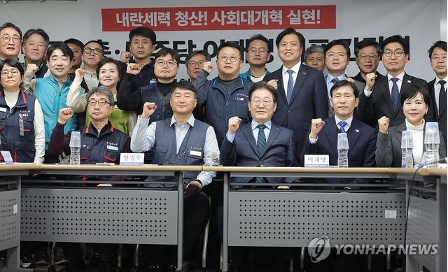 더불어민주당 이재명 대표와 전국민주노동조합총연맹 양경수 위원장이 21일 서울 중구 민주노총 사무실에서 열린 민주당-민주노총 간담회를 가졌다. [사진=연합뉴스]