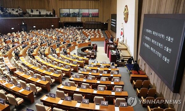 탄핵정국이 마무리되어가면서 제왕적 대통령제 폐해를 안고 있는 '87년 체제' 종식을 위한 7공화국 개헌 논의가 활발히 이뤄지고 있다 [사진=연합뉴스]