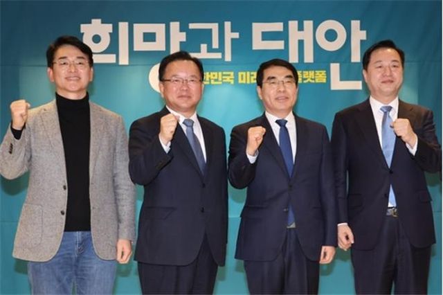 민주당 비명계 모임으로 '희망과 대안' 포럼을 18일 열었다. 왼쪽부터 박용진 전 의원, 김두관 전 의원, 김부겸 전 총리,&nbsp; 양기대 포럼 이사장(초일회 간사)가 경기 광명시 KTX 광명역에서 열린 비명계 인사들 모임 '희망과 대안 포럼' 창립식에서 