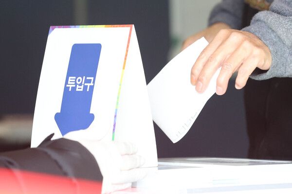 &nbsp;제20대&nbsp;대통령&nbsp;선거일인 9일 오후 서울 양천구 신월1동 제5투표소에서 유권자가 투표함에 투표용지를 넣고 있다. 2022.3.9 [사진=연합뉴스]&nbsp;