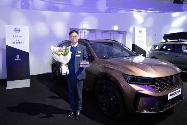 르노코리아 임석원 디렉터가 지난 20일 열린 '2025 대한민국 올해의 차(K-COTY)' 시상식에서 기념사진을 촬영하고 있다. [사진=르노코리아]