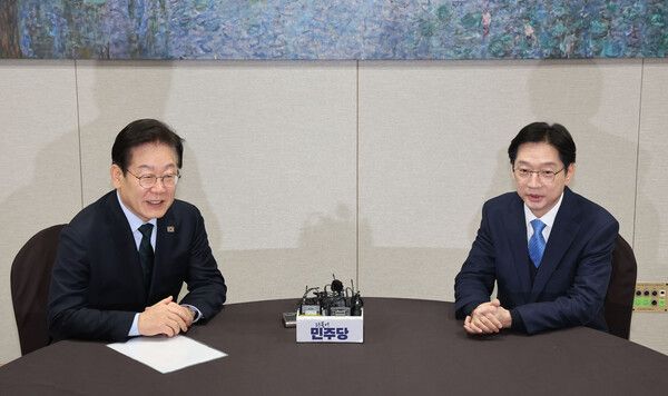 더불어민주당 이재명 대표와 김경수 전 경남도지사가 13일 국회에서를 만나 대화를 나누고 있다. 2025.2.13 [공동취재] [사진=연합뉴스]