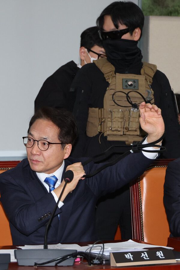 21일 국회에서 열린 '윤석열 정부의 비상계엄 선포를 통한 내란 혐의 진상규명 국정조사 특별위원회' 전체회의에서 더불어민주당 박선원 의원이 계엄 당시 특전사 대원들이 지참한 것과 같은 케이블타이를 시연하며 문 봉쇄용이 아니라 정치인 체포용이었음을 주장하고 있다. 2025.2.21 [사진=연합뉴스]