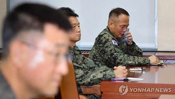특수전사령관 산하 이상현 1공수여단장이 10일 서울 여의도 국회에서 열린 국방위원회 전체회의에서 눈물을 닦고 있다. 2024.12.10 [사진=연합뉴스]