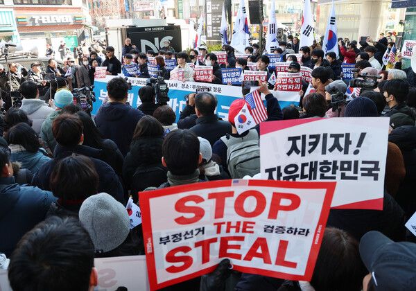 24일 오후 부산 금정구 부산대 정문 앞에서 부산대학교 학생들로 구성된 '탄핵 반대 법치주의자 효원인들'과 보수단체 등 250여명(경찰 추산)이 윤석열 대통령 탄핵을 반대하는 시국선언을 하고 있다. 2025.2.24 [사진=연합뉴스]