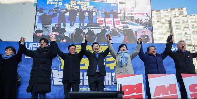 더불어민주당 의원들이 22일 '탄핵찬성' 장외집회를 처음으로 열고 윤 대통령 파면을 적극 촉구했다. [사진=더불어민주당 홈페이지]