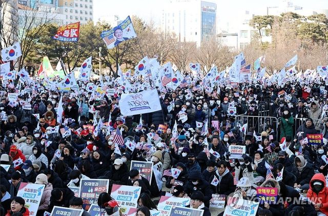 22일 대전에서 수만명이 참석한 '탄핵반대' 집회가 열렸다. 이 자리에 국민의힘 윤상현 의원과 장동혁 의원이 참석했다. [사진=연합뉴스]