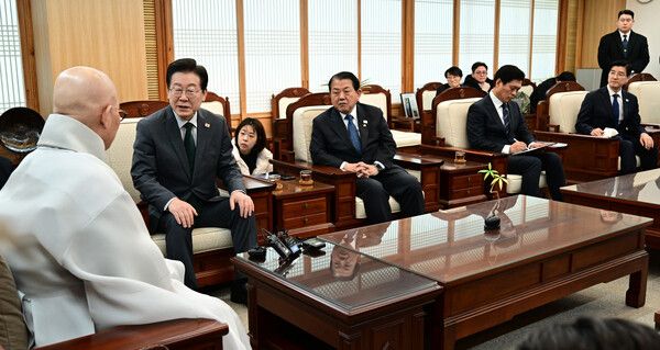 더불어민주당 이재명 대표가 24일 서울 종로구 한국불교역사 문화기념관에서 조계종 총무원장 진우 스님을 예방하고 있다. [사진=연합뉴스]