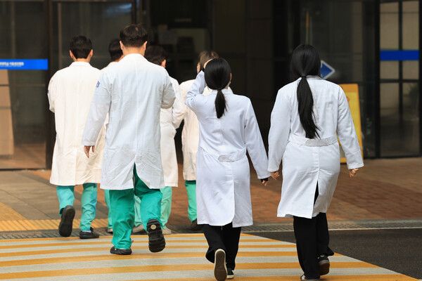 오는 3월 수련에 들어갈 레지던트 모집을 하루 앞둔 14일 서울 시내 한 대학병원에서 의료진이 이동하고 있다. 2025.1.14 [사진=연합뉴스]