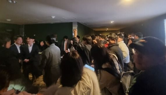 이준석 의원이&nbsp;24일 다큐멘터리 영화 ‘준스톤 이어원’ 시사회가 끝난 뒤 지지자들과 사진을 찍고 있다. [사진=김민주 폴리뉴스 기자]