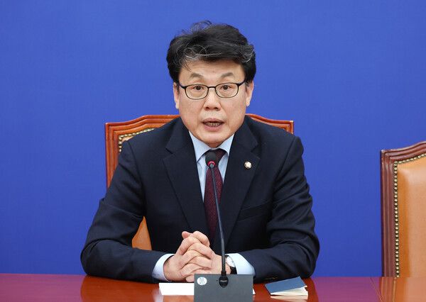 더불어민주당 진성준 정책위의장이 24일 서울 여의도 국회에서 기자간담회를 열고 국민연금 개혁 문제와 관련해 설명하고 있다. 2025.2.24 [사진=연합뉴스]