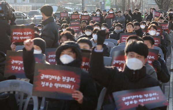 22일 서울 용산 대통령실 앞에서 군 미필 사직 전공의들이 최근 국방부가 입법 예고한 '의무·수의 장교의 선발 및 입영 등에 관한 훈령' 개정안에 반대하며 집회를 하고 있다. 2025.2.22 [사진=연합뉴스]