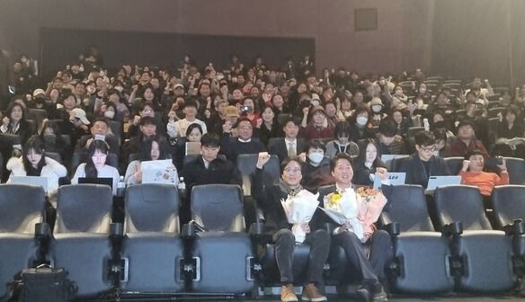 이준석 의원과 이종근 감독이 24일 다큐멘터리 영화 ‘준스톤 이어원’ 시사회에서 지지자들과 단체사진을 찍고 있다. [사진=김민주 폴리뉴스 기자]