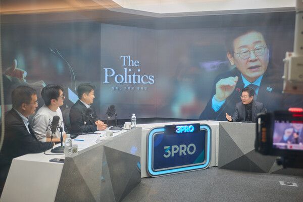 더불어민주당 이재명 대표가 24일 서울 영등포구 삼프로TV 여의도 오픈스튜디오에서 진행자들과 경제 현안 등에 관해 대화하고 있다. 2025.2.24 [사진=더불어민주당 제공=연합뉴스]