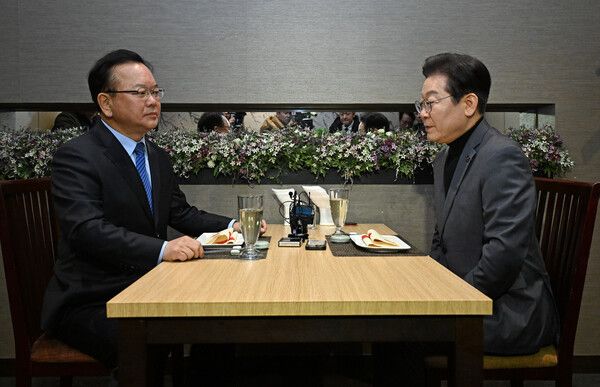 더불어민주당 이재명 대표가 24일 서울 여의도의 한 식당에서 김부겸 전 국무총리를 만나 대화하고 있다. 2025.2.24 [국회사진기자단] [사진=연합뉴스]