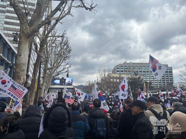 윤석열 대통령 탄핵 심판 마지막 변론 기일인 25일 자유통일당과 대한민국바로세우기운동본부(대국본) 등 윤 대통령의 지지자들은 ‘탄핵 무효’를 외치며 서울 종로구 헌법재판소 인근 안국역 5번 출구 앞 집회에 모여있다. [사진=안다인 기자]