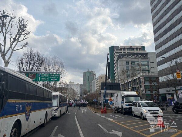 경찰이 충돌 사태에 대비해 버스 약 180대를 배치해놨다. [사진=안다인 기자]