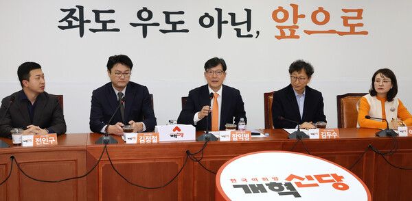 함익병 개혁신당 선거기획단장(가운데)이 26일 국회에서 열린 제1차 선거기획단 회의에서 발언하고 있다. 2025.2.26 [사진=연합뉴스]