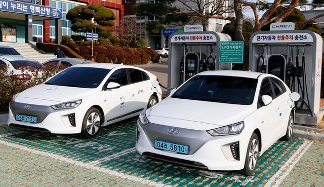 ▲ 산청군청 민원 주차장에 설치된 전기자동차 충전소<제공=산청군>