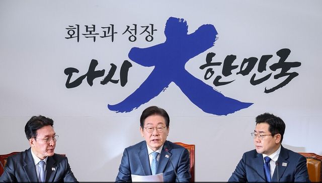 26일 더불어민주당 최고위원회의에서 '내란수괴범' 尹의 복귀 조건부 개헌 제안에 민주당은 강력히 성토하고 나섰다. [사진=더불어민주당 제공]