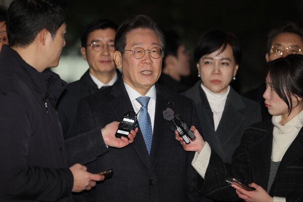 더불어민주당 이재명 대표가 26일 서울고등법원에서 열린 공직선거법 위반 혐의 사건 2심 결심 공판을 마친 뒤 법정을 나서며 발언하고 있다. 2025.2.26 [사진=연합뉴스]