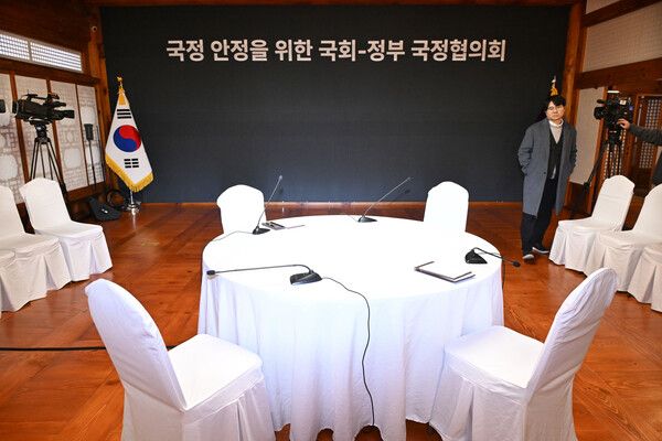 28일 서울 여의도 국회 사랑재에서 열릴 예정이던 국정 안정을 위한 국회-정부&nbsp;국정협의회가 무산돼 자리가 비어 있다. [사진=연합뉴스]