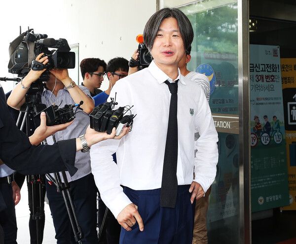 주진우 기자가 이재명 경기지사의 '여배우 스캔들'과 관련 참고인 조사를 받기 위해 25일 오후 경기도 성남시 분당경찰서로 들어가며 취재진 질문에 답하고 있다. 2018.7.25 [사진=연합뉴스]