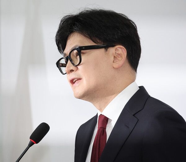 국민의힘 한동훈 대표가 12일 오전 서울 여의도 국회에서 윤석열 대통령 탄핵과 관련한 긴급 기자회견을 하고 있다. 2024.12.12 [사진=연합뉴스]