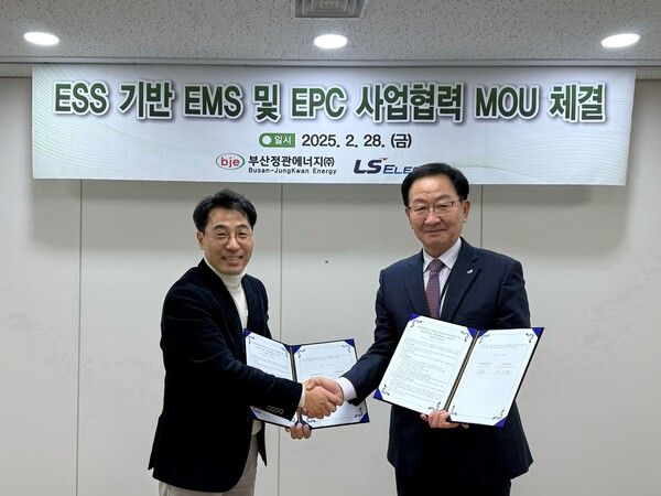 박재덕 부산정관에너지 대표이사(왼쪽)와 박우범&nbsp;LS일렉트릭&nbsp;K-신전력사업본부장이&nbsp;28일 부산 기장군 부산정관에너지 본사에서&nbsp;'국내외 분산자원 및&nbsp;EMS&nbsp;사업 추진 협약(MOU)’ 체결 후 기념촬영을 하고 있다. [사진=SK이노베이션]