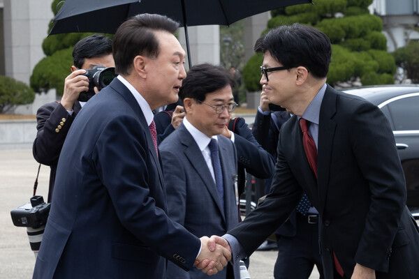 윤석열 대통령이 14일 성남 서울공항에서 31차 아시아태평양경제협력체(APEC) 및 19차 주요 20개국(G20) 정상회의 참석을 위해 출국하며 환송 나온 국민의힘 한동훈 대표와 악수하고 있다. 2024.11.14 [대통령실 제공. 재판매 및 DB 금지] [사진=연합뉴스]