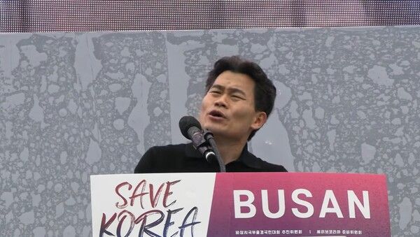 한국사 '일타강사' 전한길씨가 지난 1일 부산에서 열린 윤석열 대통령 탄핵반대 집회의 연사로 나섰다. [사진=꽃보다 전한길 유튜브 갈무리]