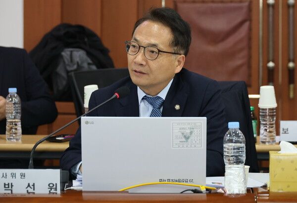 더불어민주당 박선원 의원이 22일 육군 제2작전사령부에서 열린 국회 국방위원회 국정감사에서 질의하고 있다. 2024.10.22 [사진=연합뉴스]