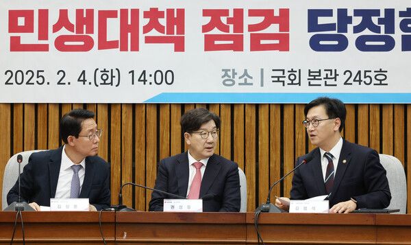 국민의힘 권성동 원내대표와 김범석 기획재정부 1차관이 4일 국회에서 열린 경제 분야 민생대책 점검&nbsp;당정협의회에서 대화하고 있다.&nbsp;왼쪽부터 김상훈 정책위의장, 권성동 원내대표, 김범석 기획재정부 1차관. [사진=연합뉴스]