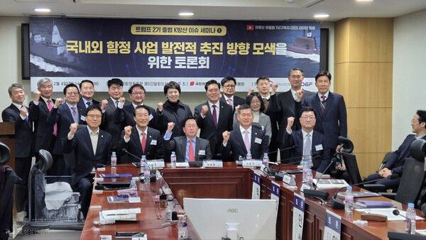 4일 국회의원회관 제5간담회의실에서는 서일준·유용원 의원 주최로 '국내외 함정 사업 발전적 추진 방향 모색 토론회'가 열렸다. 이날 행사에는 서일준 의원, 유용원 의원, 석종건 방위사업청장, 오지연 방위사업청 함정총괄계약팀장, 최상덕 방사청 한국형잠수함사업단 총괄계약팀장, 김호중 한화오션 특수선사업부 상무, 최태복 HD현대중공업 상무 등 내외 인사들이 참석해 자리를 빛냈다. [사진=이태윤]