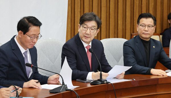 국민의힘&nbsp;권성동&nbsp;원내대표(가운데)가 4일 국회에서 열린 원내대책회의에서 발언하고 있다. [사진=연합뉴스]